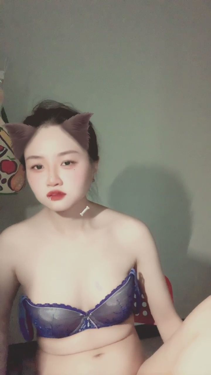  : 近距離展示與調整紫色蕾絲內衣。 #紫色蕾絲 #貓耳 #日常互動