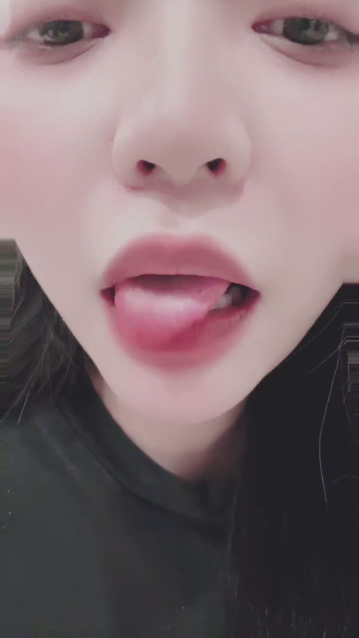  : 這種眼神配上小調皮，你受得了嗎？🔥 #甜美 #近距離 #心動瞬間