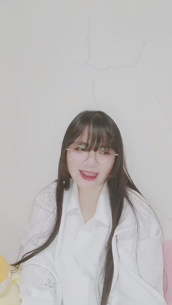  : 戴著眼鏡的甜美笑容，今晚想和她一起聊天嗎？👓✨ #眼鏡娘 #甜美笑顏 #女友感