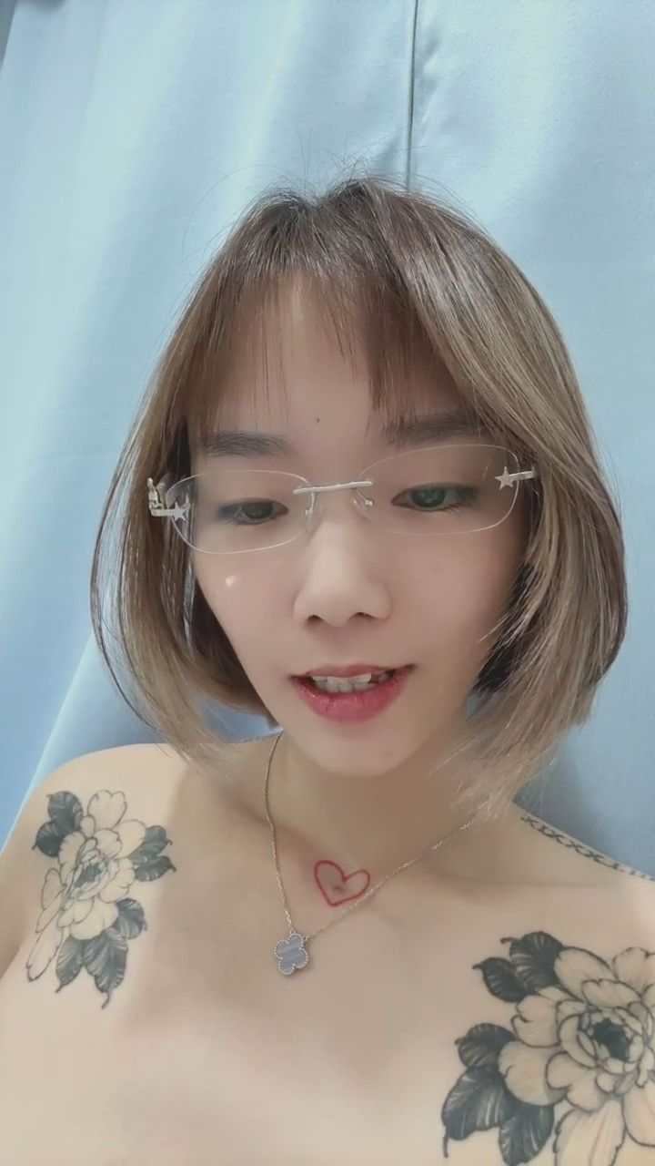  : 舔自己的奶頭👅🔥 #性感 #誘惑 #身材展示