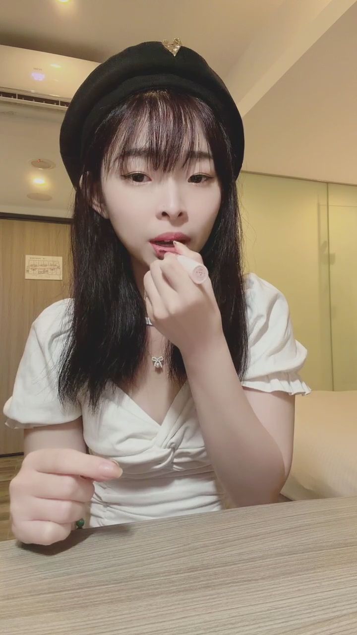  : 補個唇膏，準備好迎接我了嗎？💋 #補妝 #近距離 #專屬時刻