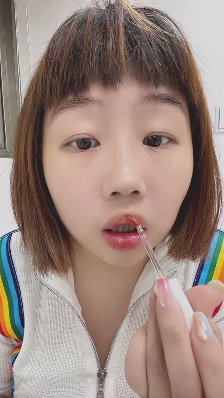  : 塗上亮晶晶的唇蜜，你想來親一下嗎？💋💄 #美妝 #誘人 #甜美