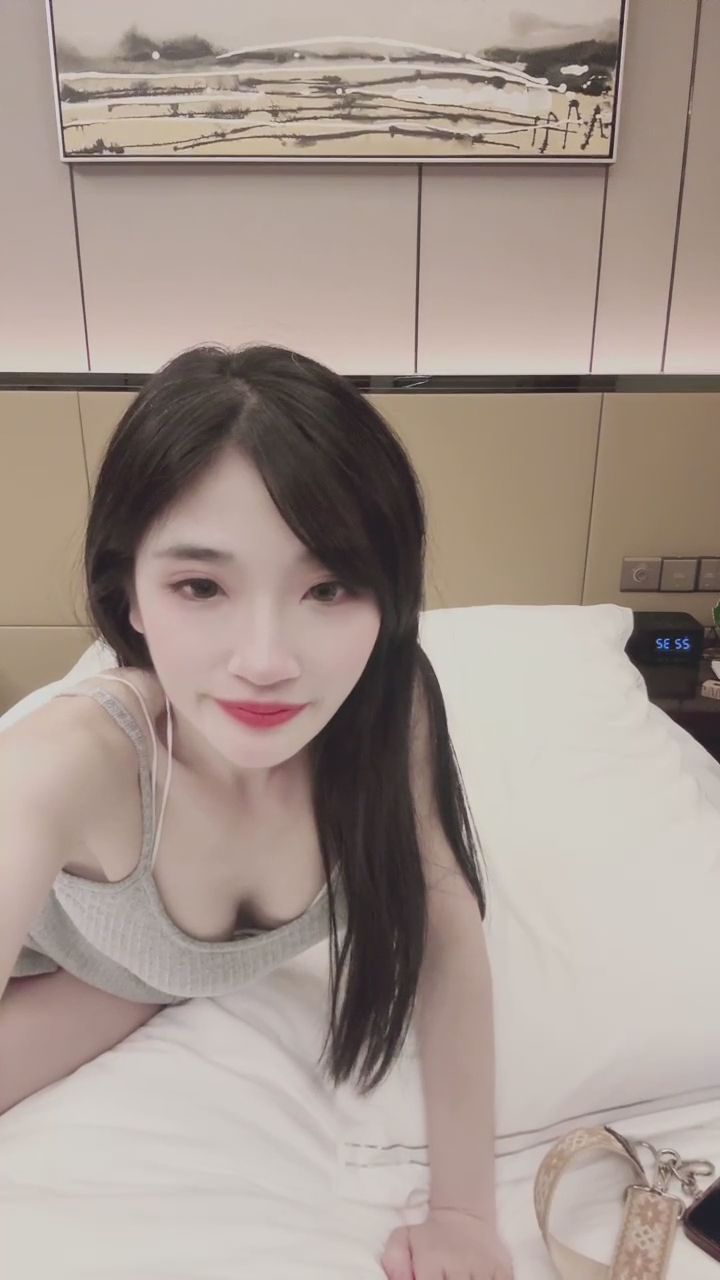 hani2416 : 這一抹溫柔的香肩，有沒有讓你心跳加速？💕 #直播 #甜美 #微性感 #心動瞬間