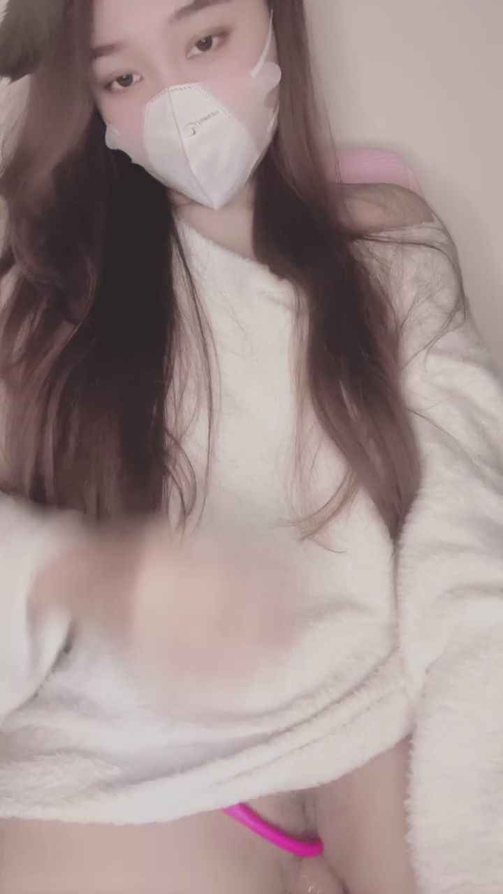 sexypusssydance : 寬鬆毛衣下的粉色秘密...💦 結尾特寫絕對讓你臉紅心跳！馬上來看 #私密玩具 #大尺度 #誘惑 #成人直播
