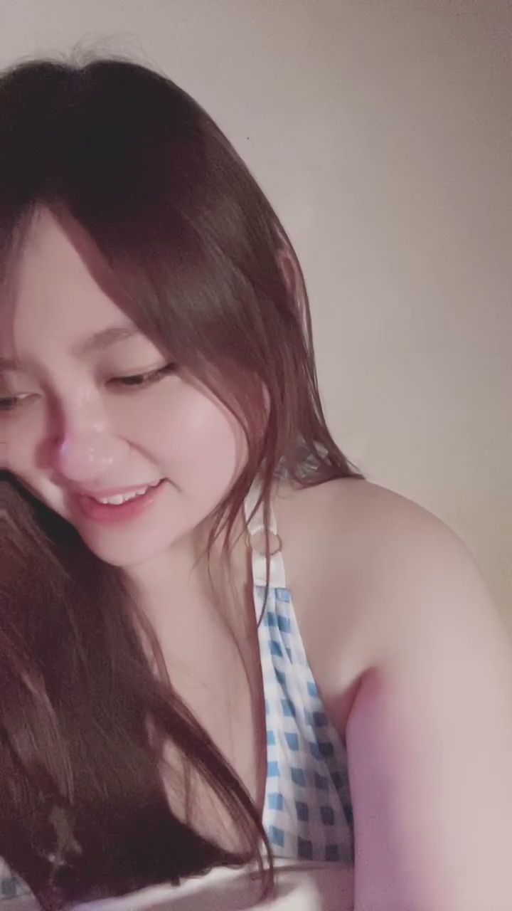  : 誰說不能調皮一下？快來接收我今天的好心情！😂💕 #搞笑日常 #開懷大笑 #調皮女孩
