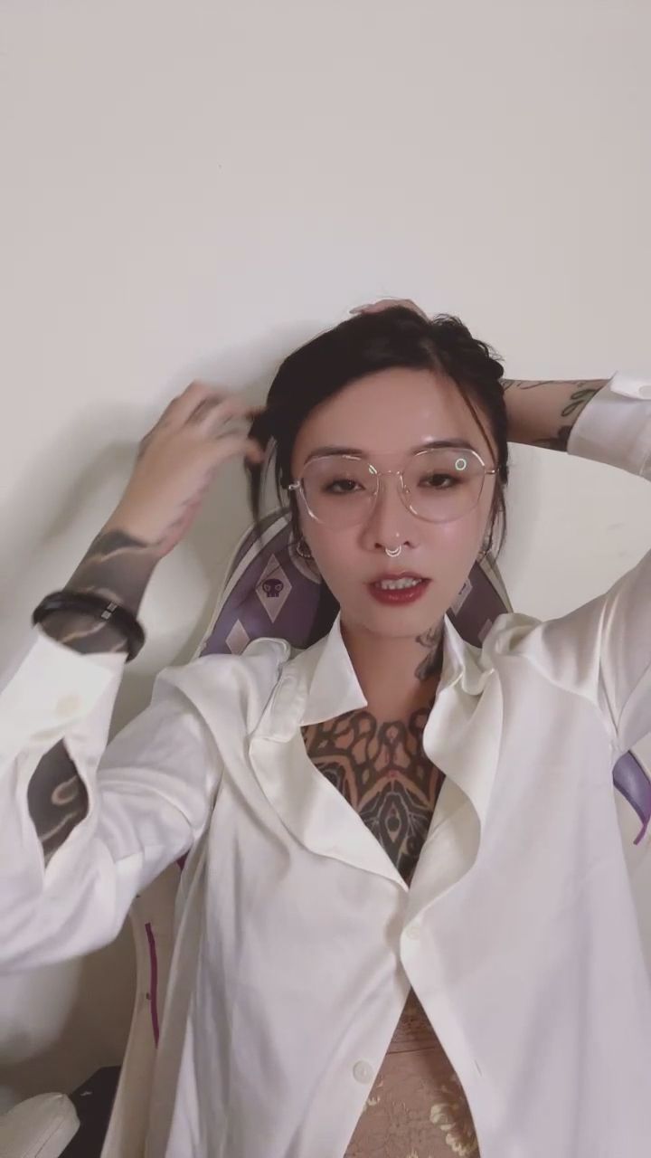colavsvs : 中秋節教師節快樂🥮 喜歡我把頭髮紮起來的樣子嗎?一覽無遺的刺青細節。🖤✨ #刺青女孩 #性感頸部 #動態美
