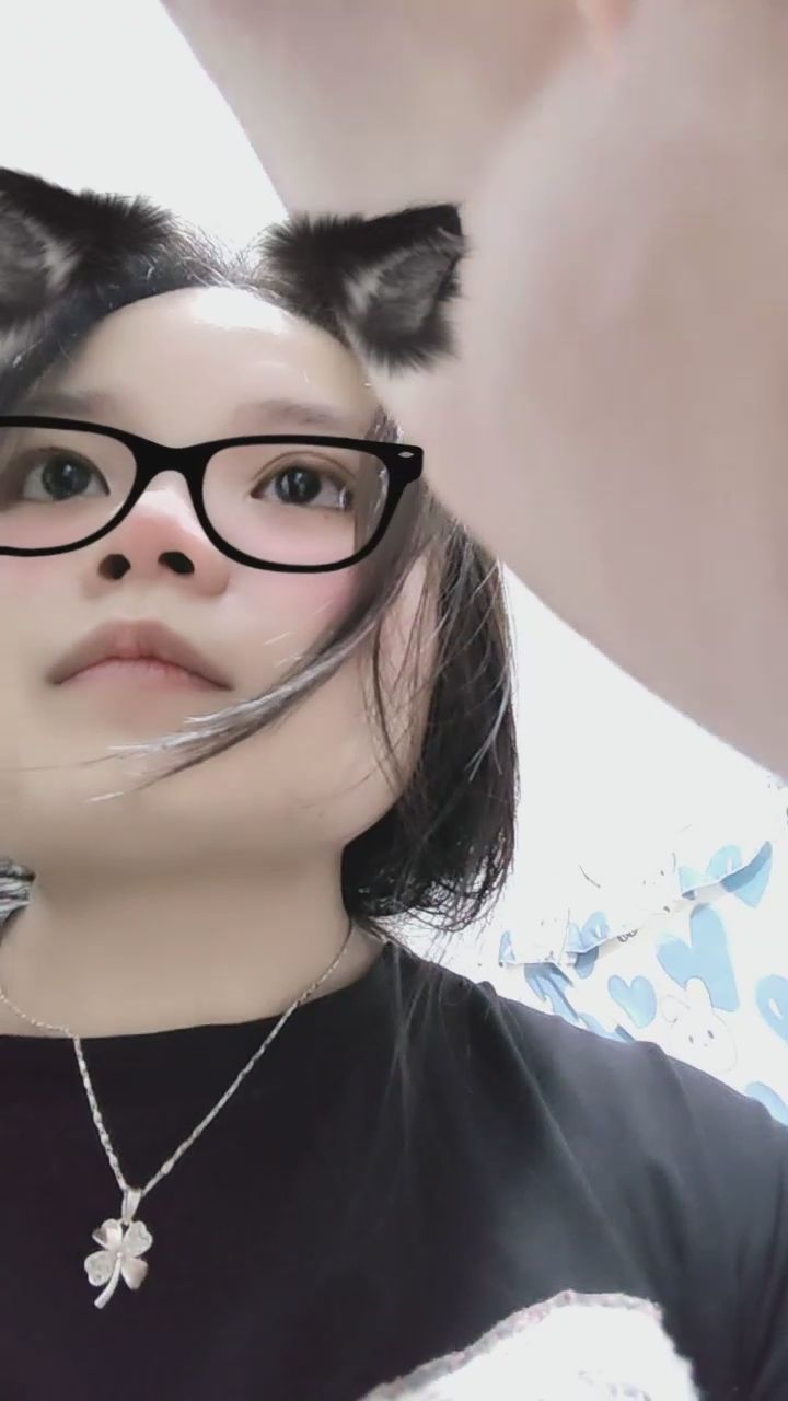  : 再靠近一點看...這貓耳濾鏡可愛嗎？😽 #貓耳 #女友感 #日常互動