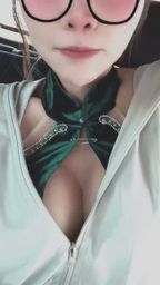 lgoneturelie321 : 墨綠色絲絨的質感與深情對視,你更心動哪一個?👀💚 #深情對視 #質感穿搭 #嘟嘴