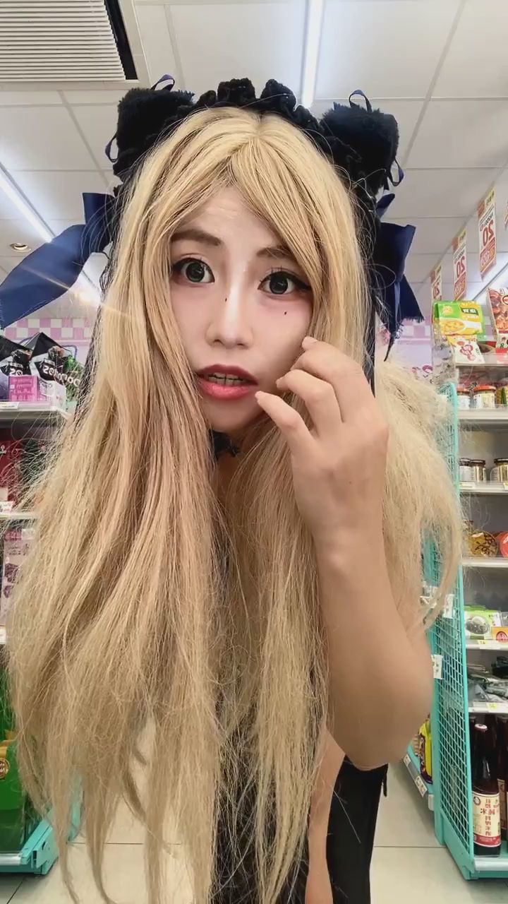 poi145852 : 走在超商裡突然靠這麼近... 你會心動嗎？🖤 #性感穿搭 #暗黑系 #近距離