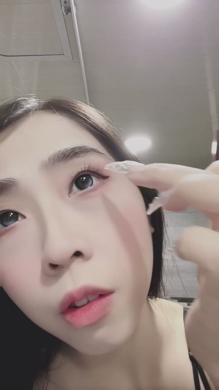  : 刷好睫毛了，我的眼神有沒有電到你？⚡️ #電眼 #近距離特寫 #居家