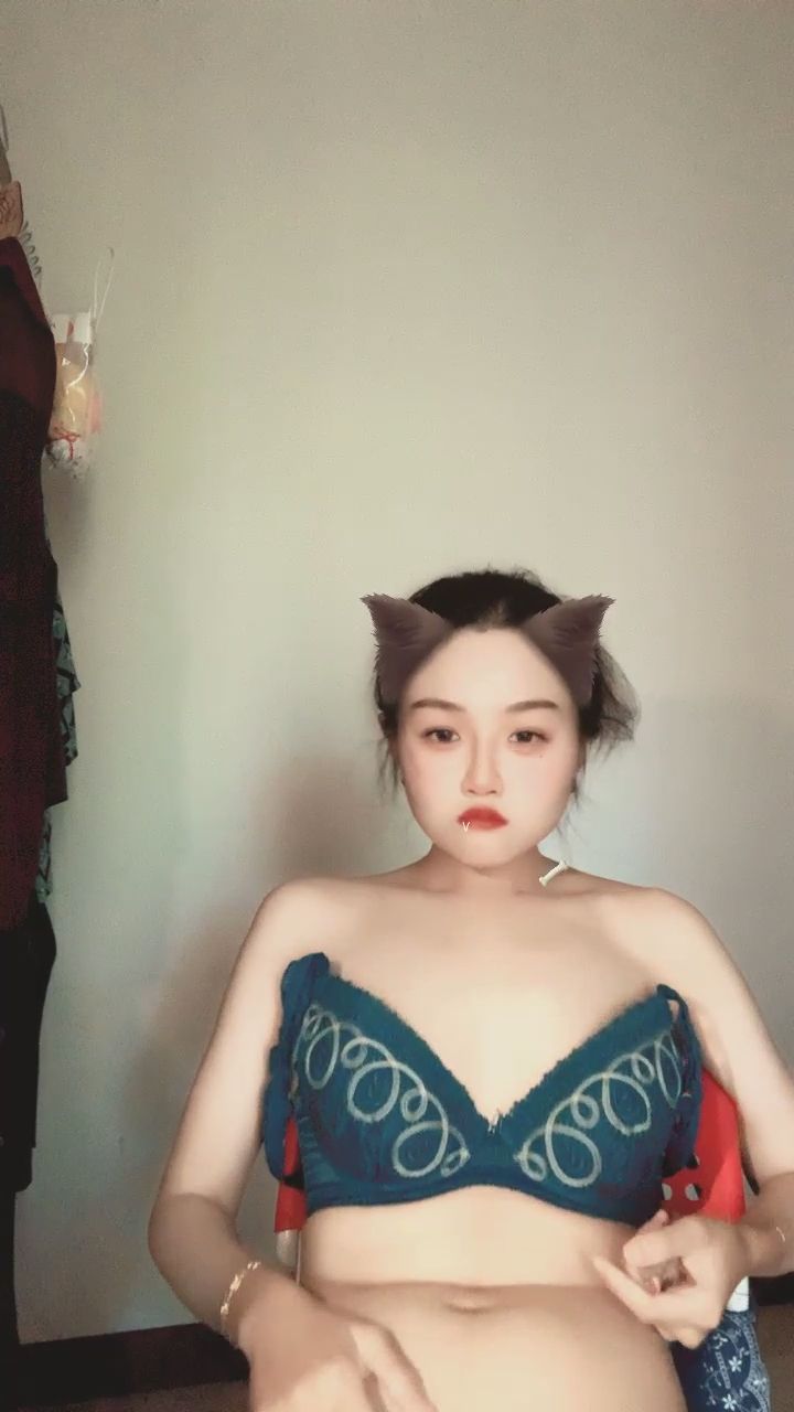 kimisepony : 近距離的驚喜互動，最後的畫面讓你心跳加速！💙 #貓耳 #性感 #藍色蕾絲 #驚喜