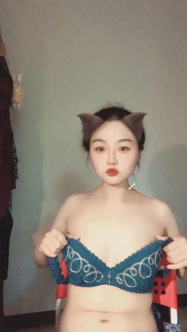 kimisepony : 從可愛到大膽只需一瞬間，最後的畫面絕對不能錯過！🐱✨ #反差萌 #性感 #大膽