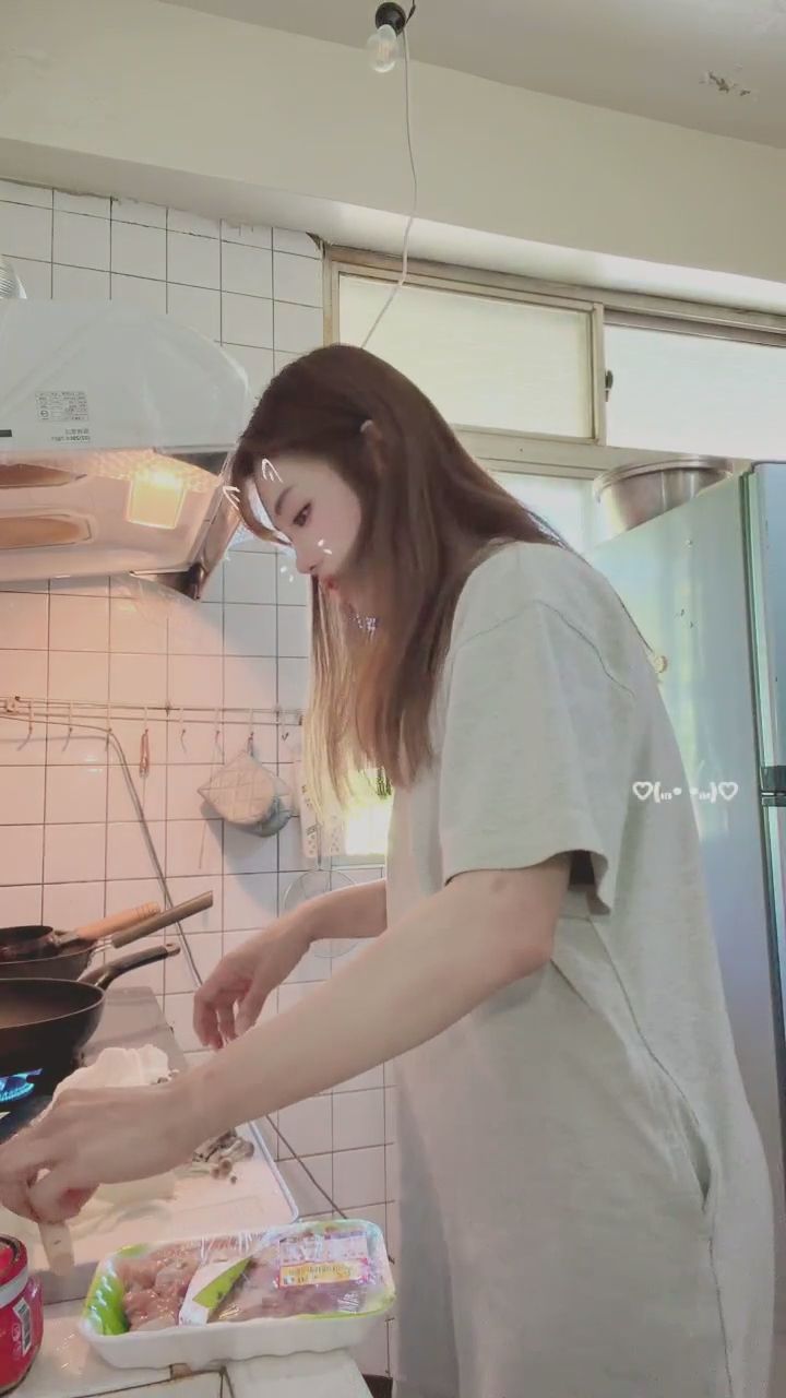  : 廚房裡的溫柔時刻，想吃我做的菜嗎？🍴✨ #居家女友 #甜美對視 #廚房日常