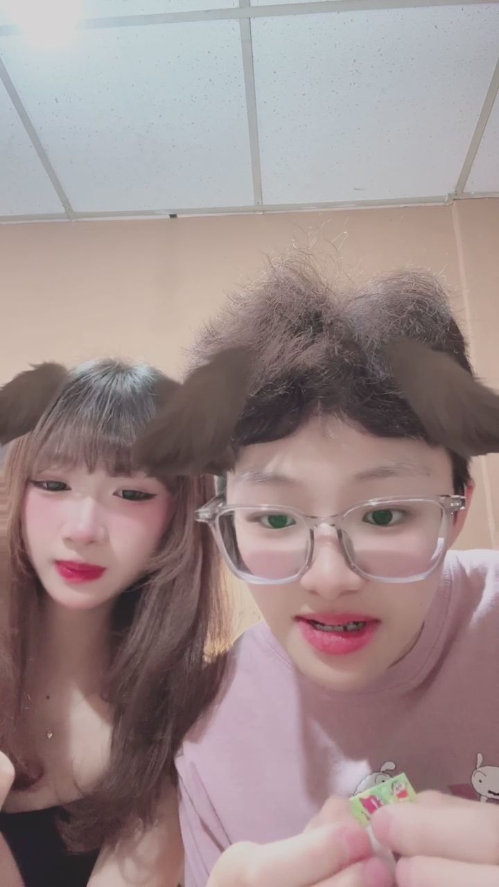 dolly0917 : 和閨蜜一起鬧就是最開心的時刻！這份快樂你收到了嗎？💕 #甜美直播 #可愛濾鏡