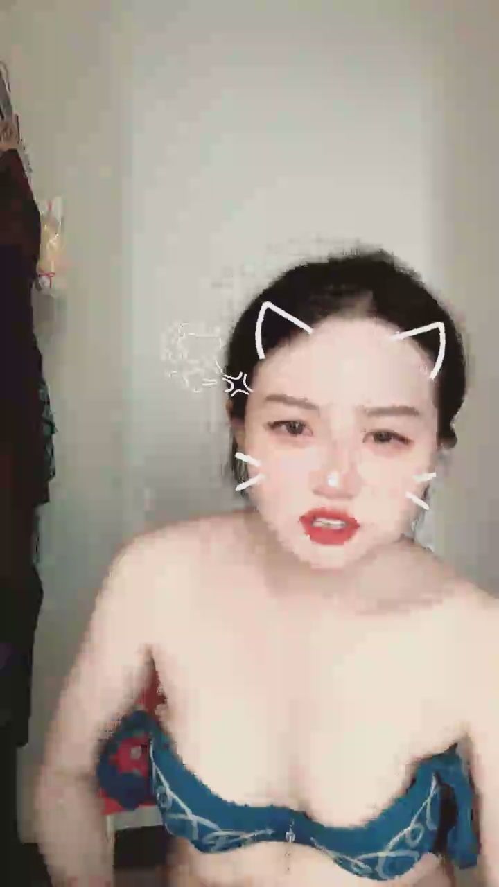 kimisepony : 開懷大笑後拉近距離，細心調整藍色蕾絲內衣的可愛貓系女孩～🐱✨ #直播互動 #藍色蕾絲 #貓系女孩