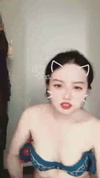kimisepony : 開懷大笑後拉近距離,細心調整藍色蕾絲內衣的可愛貓系女孩~🐱✨ #直播互動 #藍色蕾絲 #貓系女孩