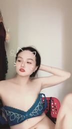 kimisepony : 戴著貓耳特效的藍色蕾絲內衣少女,雙手扶腦後伸展,展現迷人姿態~🐱💙 #直播精華 #性感少女 #貓耳