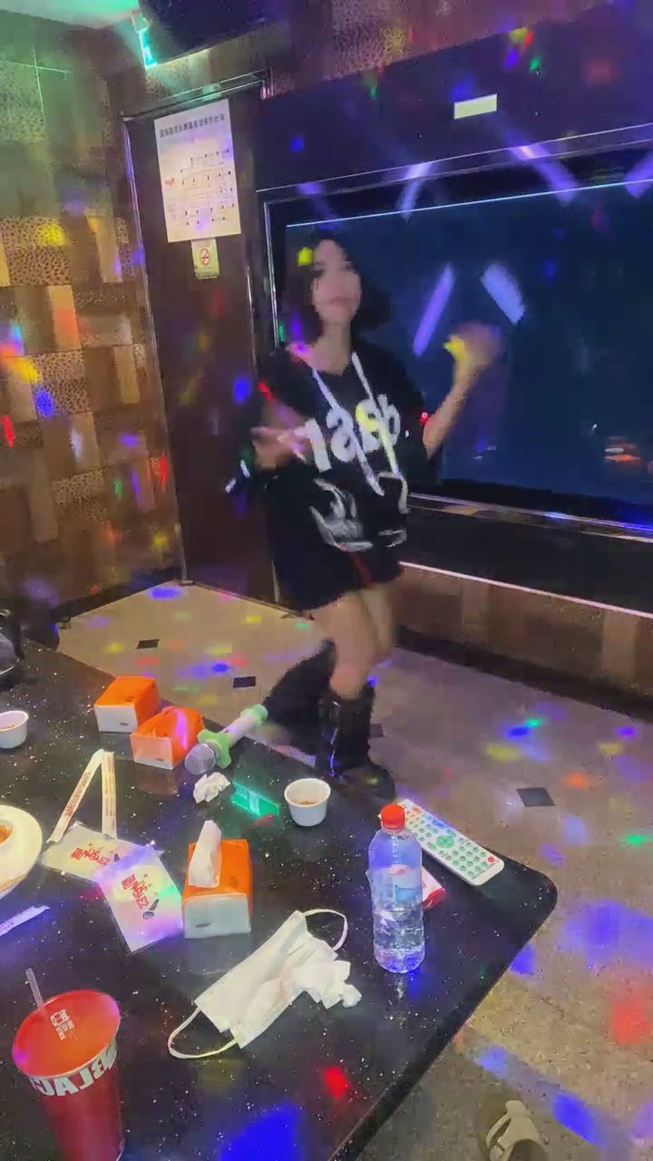 poi145852 : KTV 秒變個人舞池！🎤💃 跟著節奏一起熱力開唱 #KTV #熱舞 #派對女孩