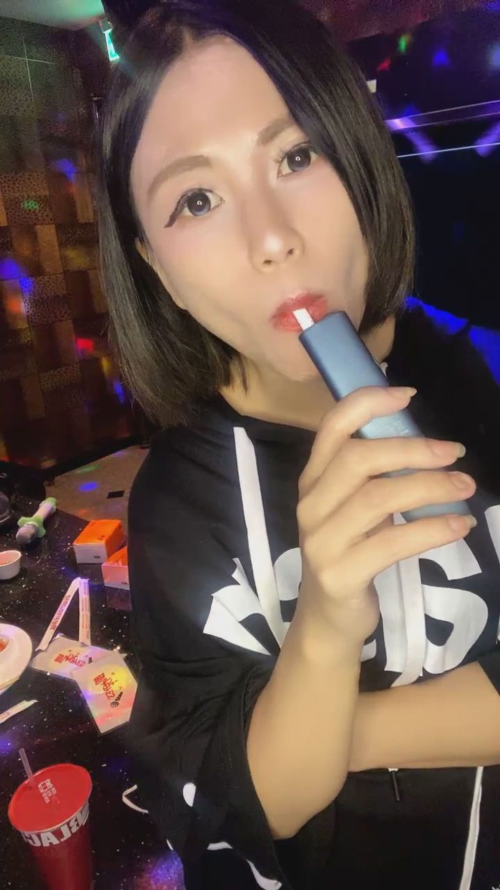 poi145852 : 想跟我一起在包廂裡狂歡嗎？眼神裡都是話。🔥 #KTV #微醺 #派對
