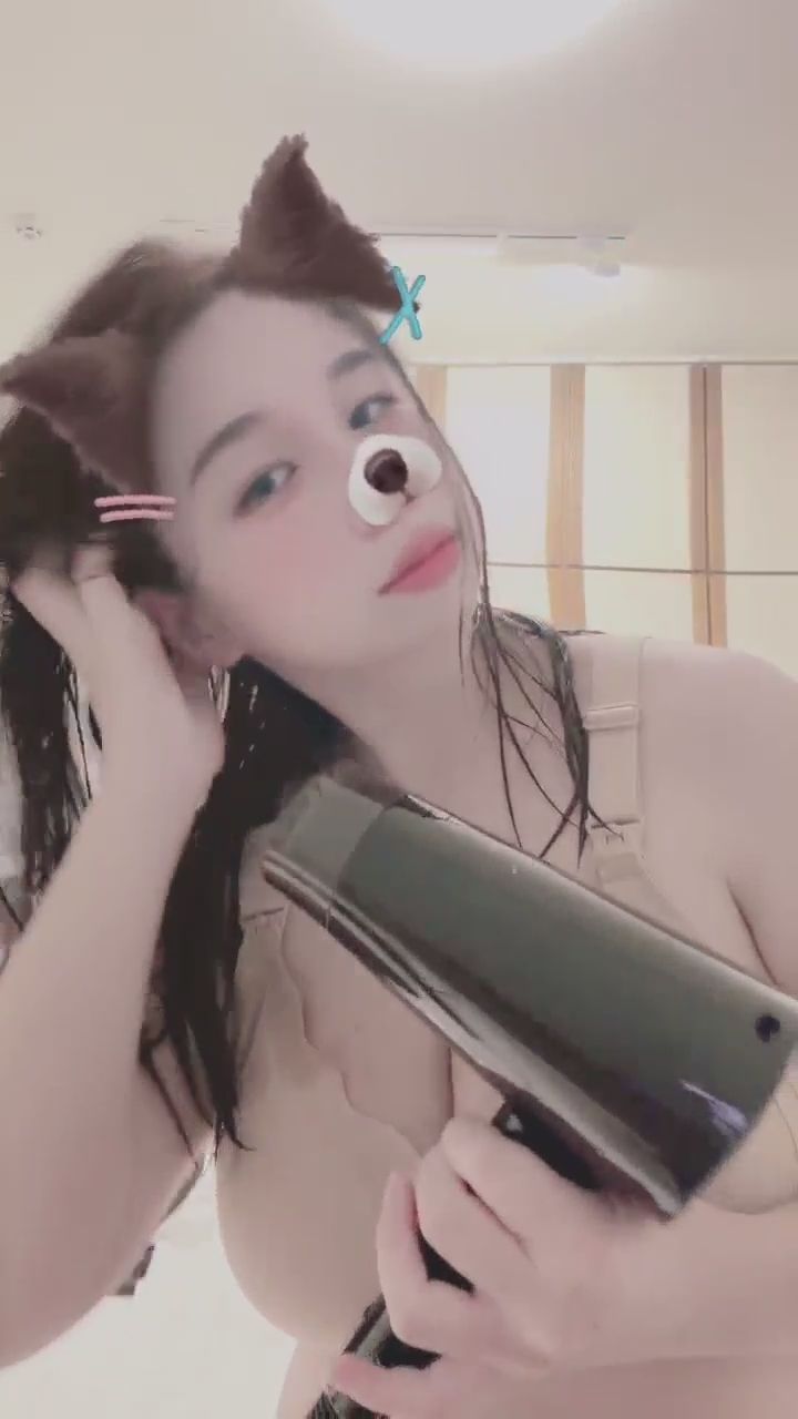  : 剛洗完澡吹頭髮的樣子，是不是特別有魅力？💦 #濕髮 #誘惑 #居家