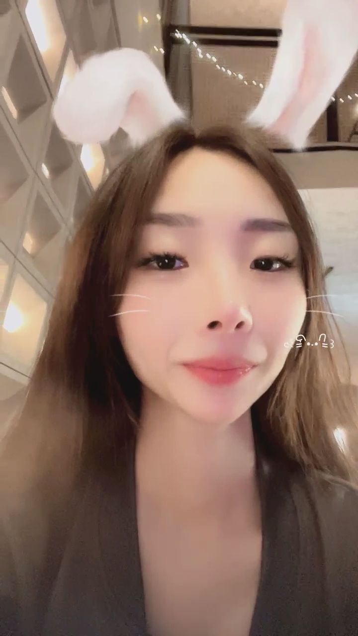  : 兔耳女孩的百變表情，從調皮到委屈哪一個最讓你心動？🐰💕 #表情包 #女友視角 #可愛
