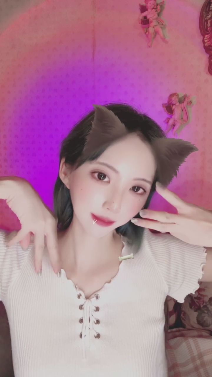 ve_venus : 捕獲一隻調皮的小貓咪,你想帶她回家嗎?🐈❤️ #撒嬌 Babe