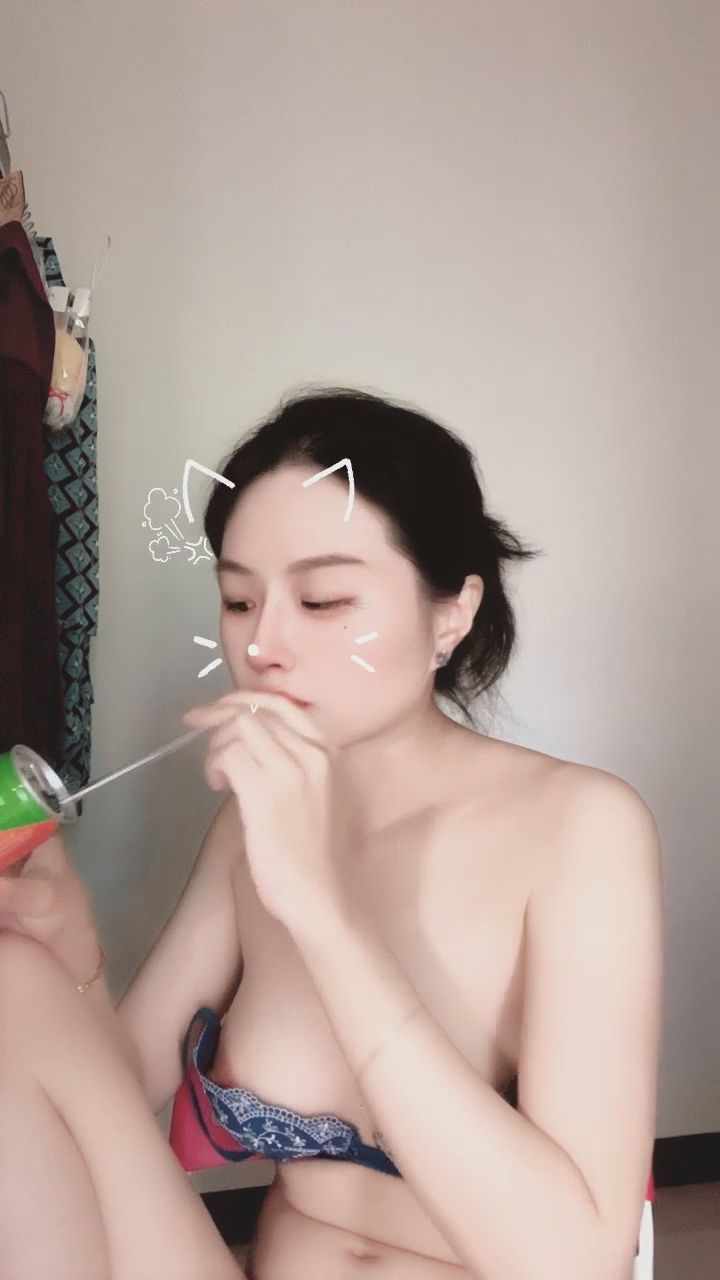 kimisepony : 渴了嗎？陪我喝一杯吧。💧 #性感日常 #側顏 #居家生活