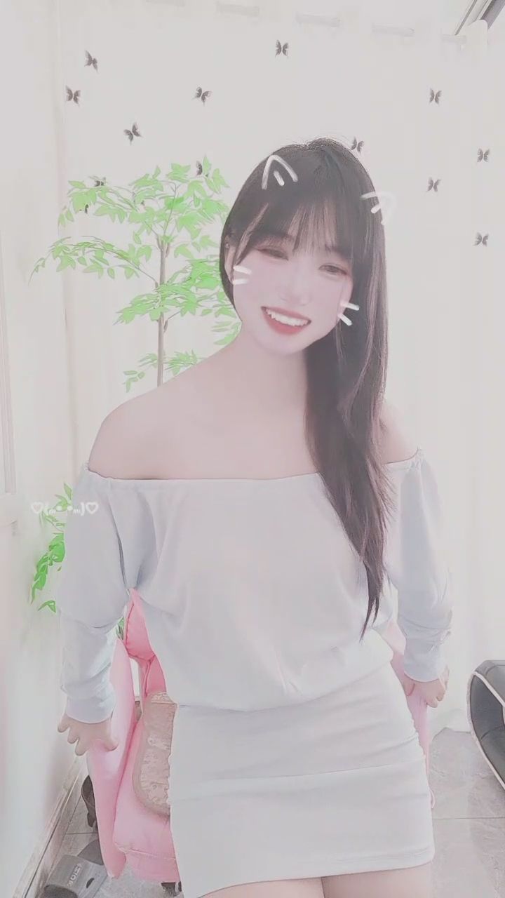  : 轉身的瞬間給你滿滿的驚喜！✨ #穿搭分享 #露背洋裝 #甜美日常