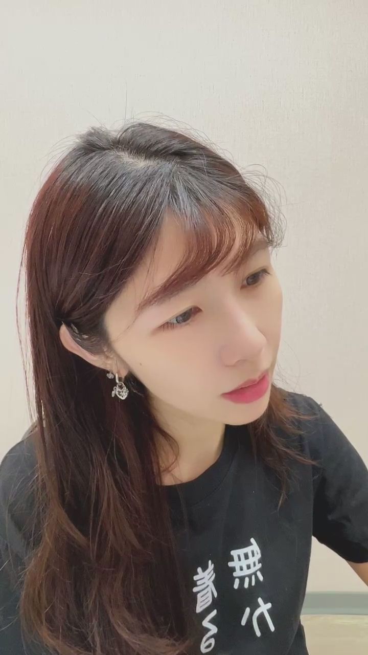  : 突然調皮一下，這個吐舌頭有電到你嗎？😜👅 #調皮 #甜美誘惑 #心動瞬間