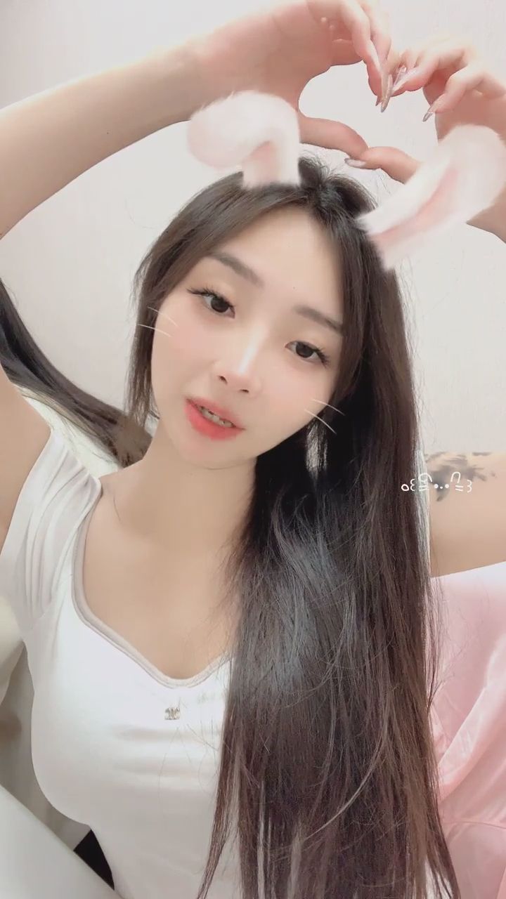  : 這波愛心連擊你接得住嗎？兔耳主播甜度超標！🐰💖 #愛心 #甜美 #兔耳 #互動