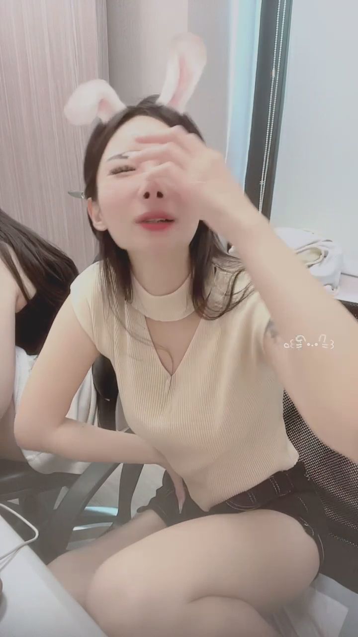 yo225250 : 伸個懶腰放鬆一下～看到最後有給你準備的小驚喜喔 🐰✨ #曲線 #性感 #特寫