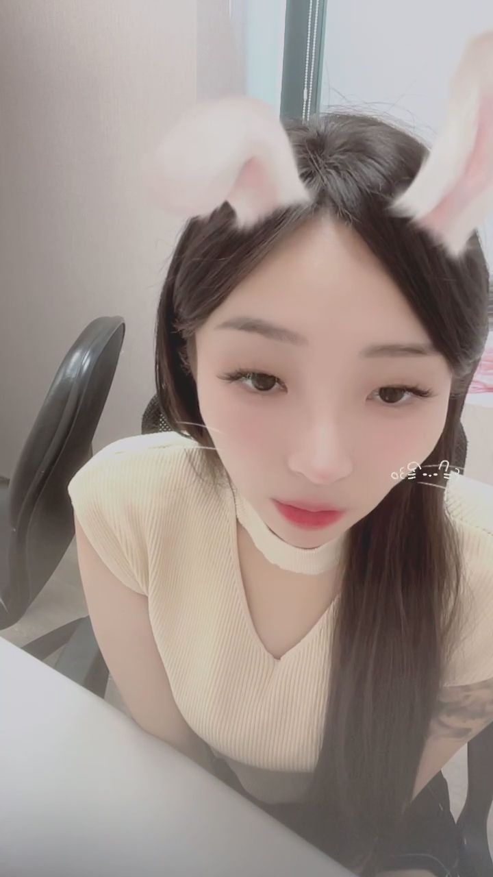 yo225250 : 站起來的瞬間，這比例太讓人心動了 💃✨ #居家 #美腿 #長腿