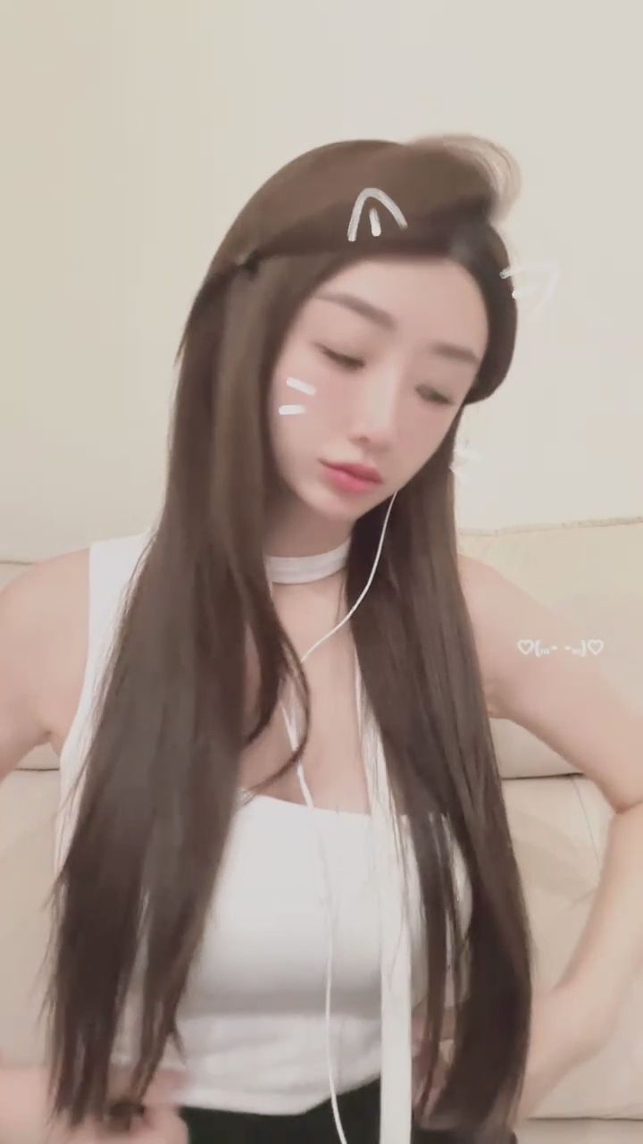  : 哪一個姿勢最讓你心動呢？跟著我一起享受這個美好的互動時刻吧！✨ #女神 #百變姿勢 #心動時刻