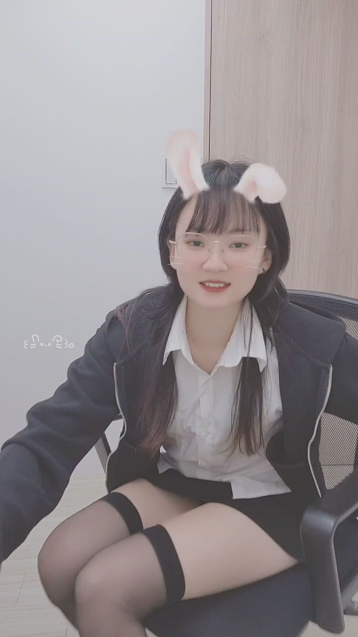 : 辦公室的黑絲誘惑～這雙腿你給幾分？👠🔥 #黑絲襪 #OL #美腿