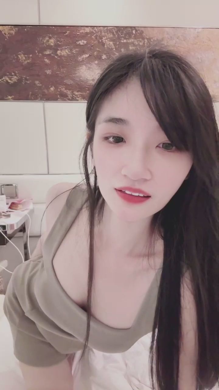  : 在床上慵懶搖擺，然後靠近你的視線... 被電到了嗎？😘 #慵懶 #放電 #迷人眼神