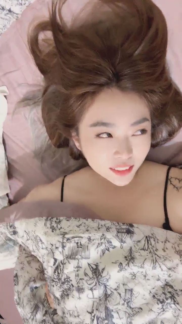  : 從被窩裡鑽出來的驚喜！這撥髮和曲線你給幾分？✨ #被窩日常 #性感曲線 #深V