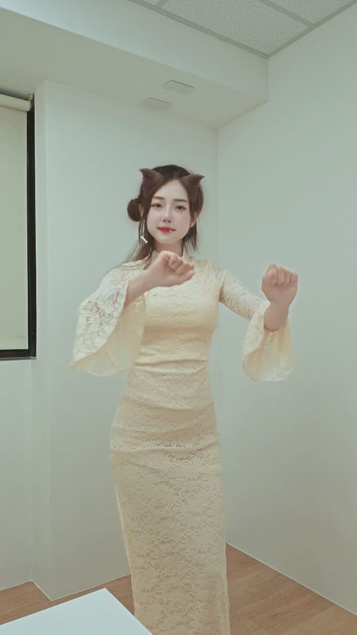  : 穿上蕾絲旗袍的小貓咪😻來囉來囉 上車囉！ #蕾絲旗袍 #熱舞 #貓耳
