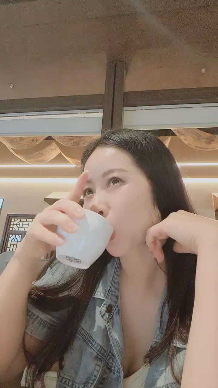  : 想跟我一起喝杯咖啡嗎？☕️ 笑容是給你的最好禮物。 #約會 #女友感 #日常分享