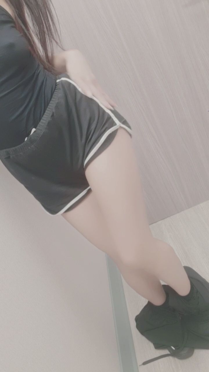 lovecutegirl520 : 猜猜長褲底下穿了什麼？褪下褲子的瞬間有沒有讓你心跳加速？🔥 #熱褲 #驚喜 #性感穿搭
