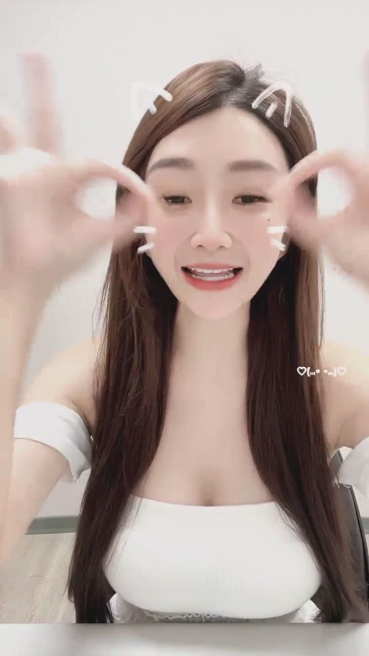 monster0808 : 接收我的專屬愛心光波！準備好接聽這通電話了嗎？❤️ #愛心手勢 #甜美女孩 #心動互動