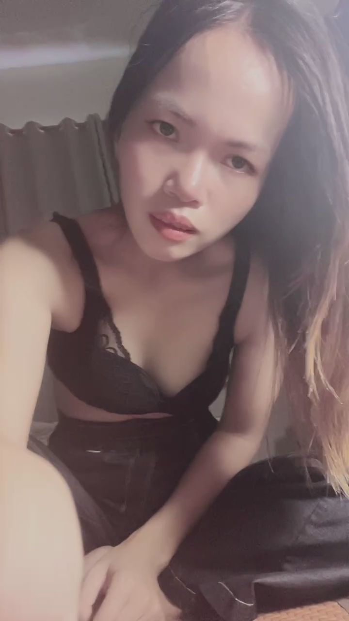 537h : 褪去外衣後的模樣，是你喜歡的嗎？🖤 #性感 #蕾絲內衣 #私密時刻 #誘惑