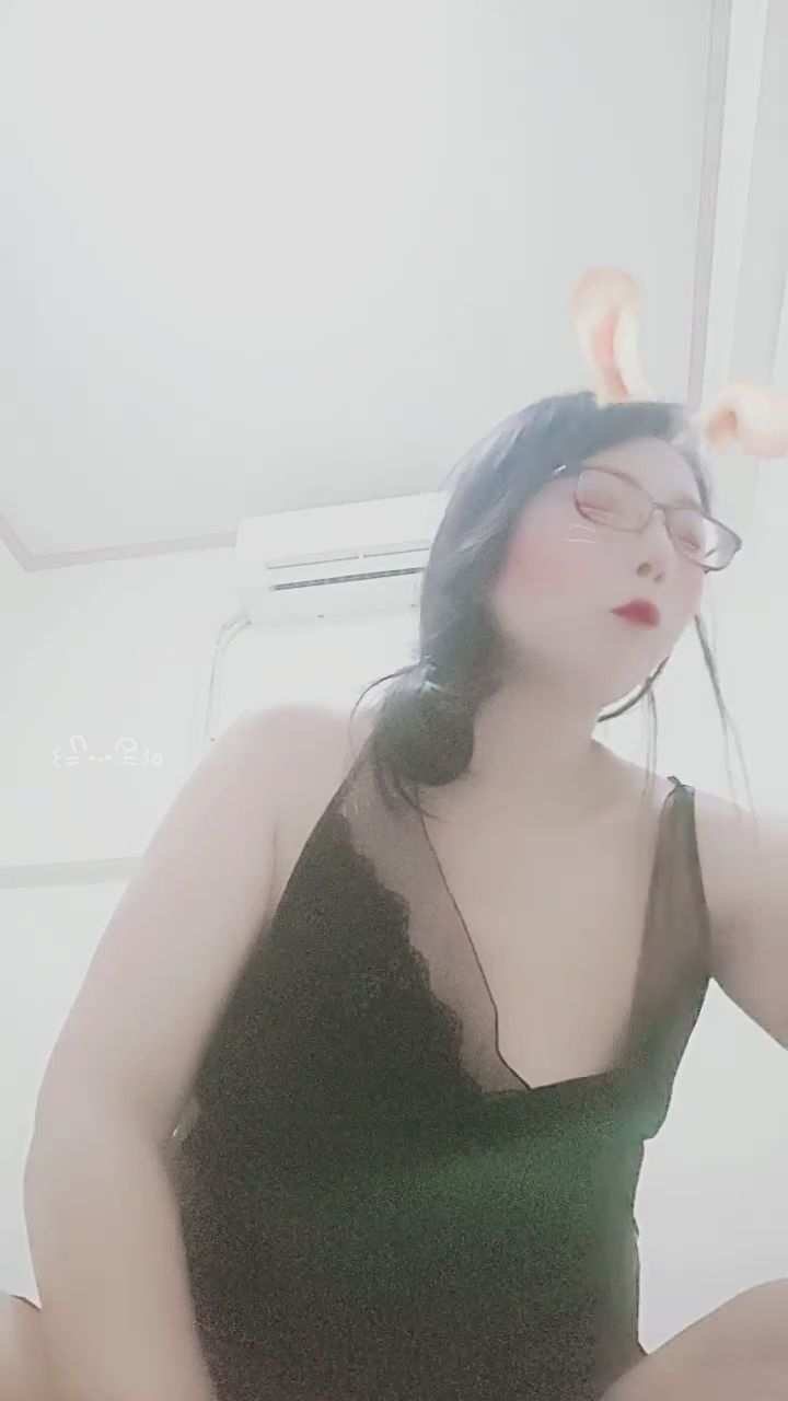  : 甜蜜的品嚐時刻，想和我一起分享嗎？🍧 #甜美互動 #生活感 #黑蕾絲 #女友感 哥哥們爆百萬金鑽爆富