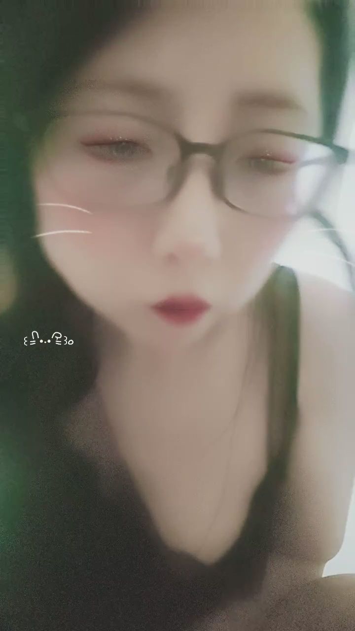  : 突然拉近的距離，你有心跳加速嗎？🐰👓 #特寫 #眼鏡娘 #黑蕾絲 #親密互動