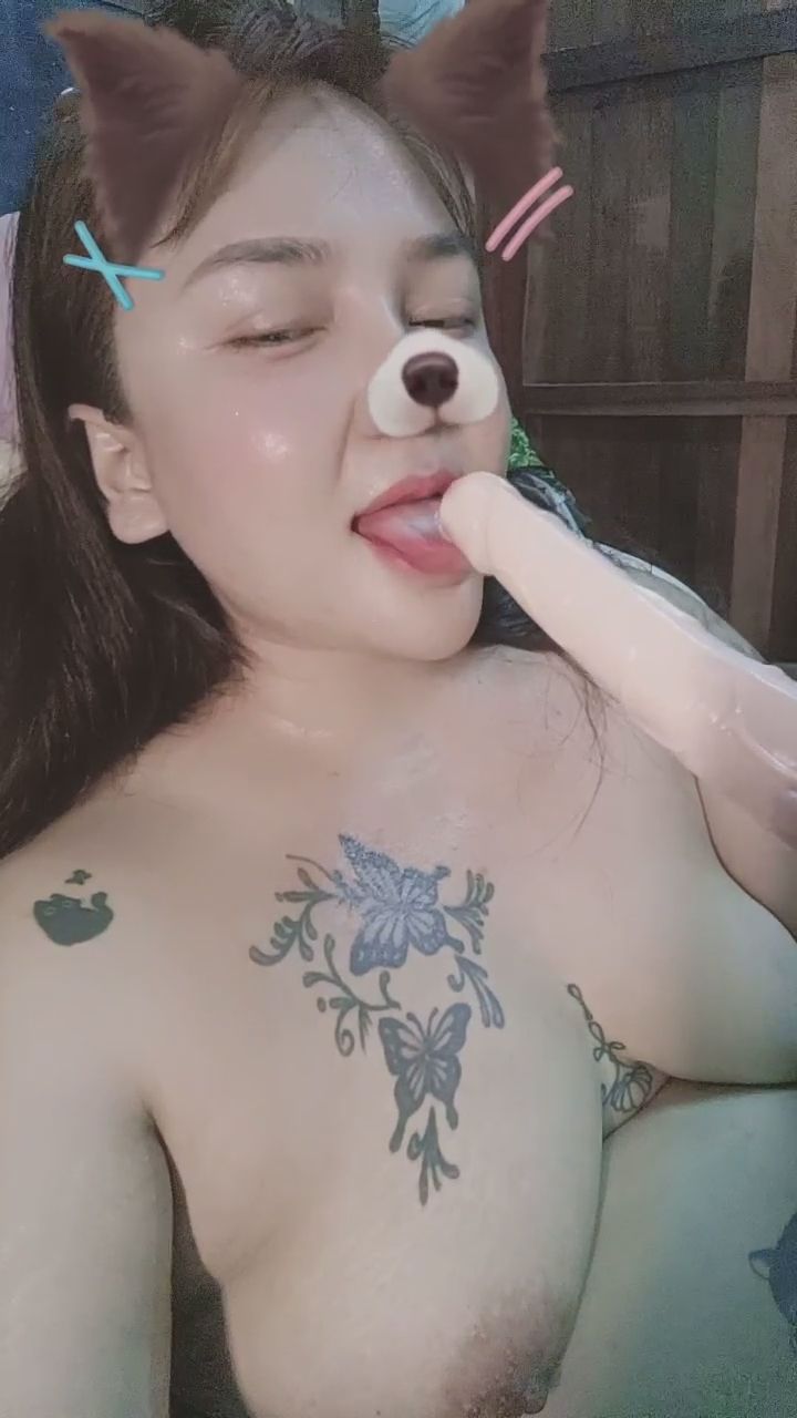  : 想看我怎麼吞下它嗎？靈活舌尖與玩具的極致互動👅✨ #大尺度 #玩具互動 #性感誘惑