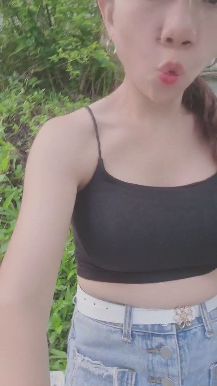  : ☀️ 陽光下的清涼視角，巨乳貼近銀幕好色 #日常穿搭 #戶外 #性感