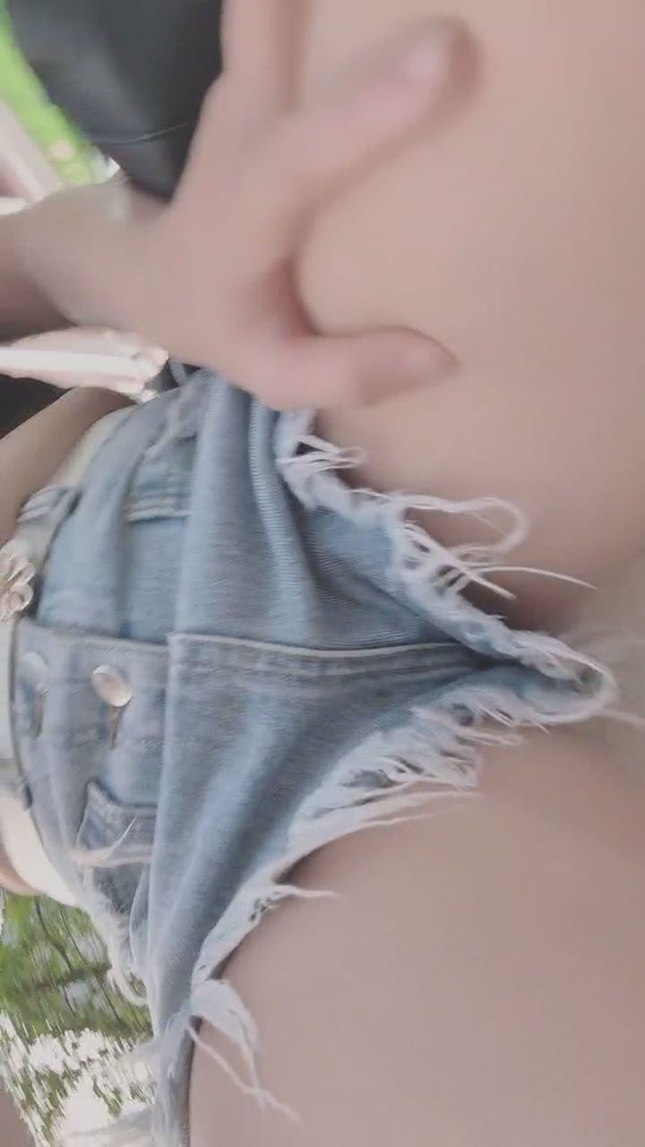  : 穿上最愛的牛仔短褲散步戶外去玩🚶‍♀️ 這個低視角你們給幾分？ #蜜大腿 #牛仔短褲 #戶外散步