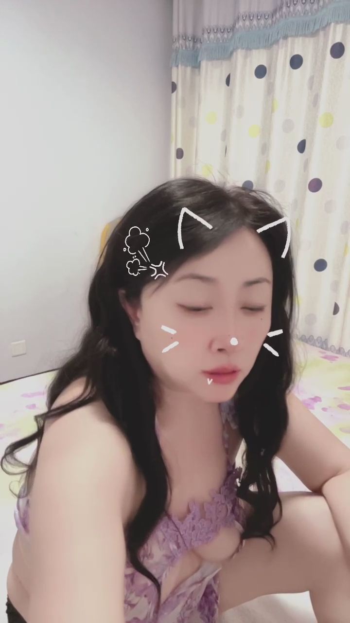 ashamedcrescent6799 : 從坐姿到躺下，不同角度展現碎花蕾絲裙的修身效果。 #碎花裙 #居家穿搭 #慵懶
