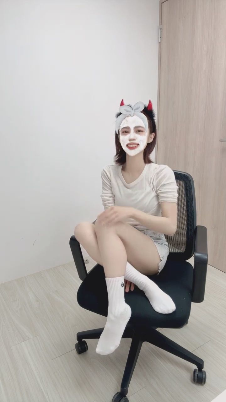  : 😈niiii妮寶惡魔 愛服又有一件要被拉壞了！！
椅子也要被我用壞嚕啊～應該沒有看見什麼吧～
可惡！ 第一件拉壞的衣服影片消失了🫧不知道會被弄壞幾件！

在旋轉椅上的各種調皮姿勢！白襪與美腿的居家日常你喜歡嗎？🧦✨ #白襪控 #居家風 #長腿