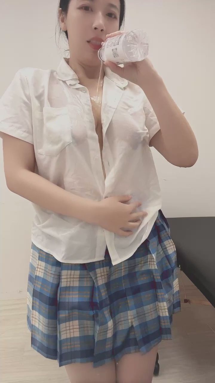  : 白襯衫濕透後的樣子，是你期待的畫面嗎？💦