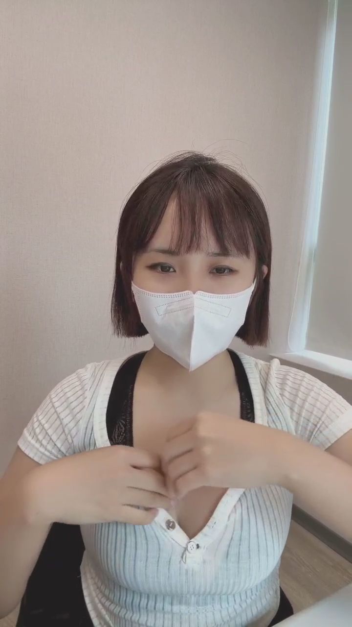  : 今天穿了簡單的白色上衣搭黑短褲，站起來轉個圈給你們看看全身的樣子～✨ #日常穿搭 #全身展示 #直播精華
